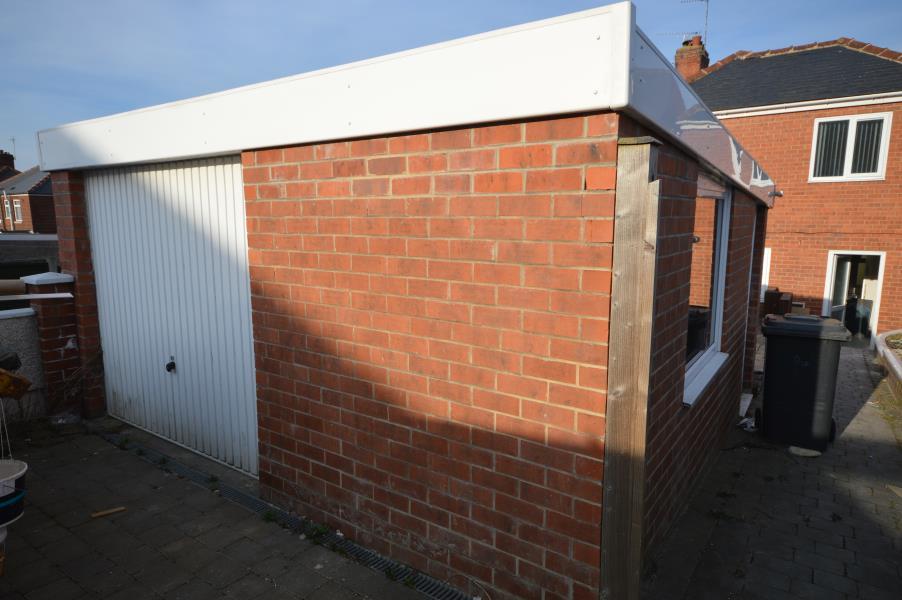 Brook Hill, Thorpe Hesley... 4 bed semidetached house £1,300 pcm (£