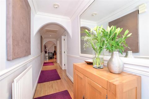 11 Anisa Close, Kings Hill, West Malling, ME19 4EW