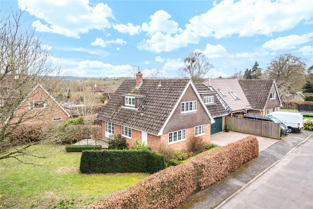 Oakway, Bentley, Farnham, Surrey, GU10 3 bed detached house £675,000
