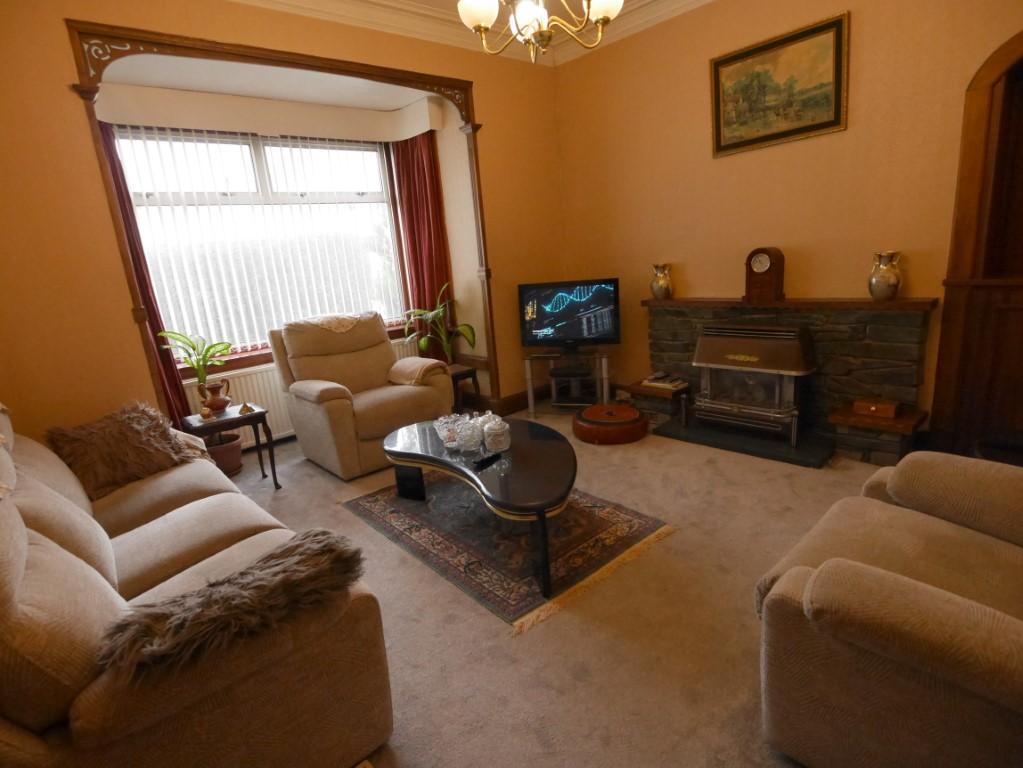 13 Pleasance Avenue, Dumfries, DG2 7JJ 3 bed semidetached house £159,000