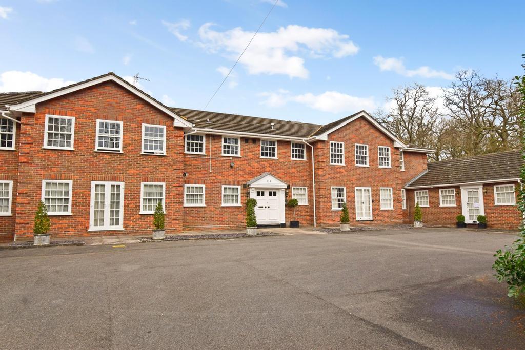 Colinswood House, Collinswood Road, Farnham Common, SL2 2 bed flat £