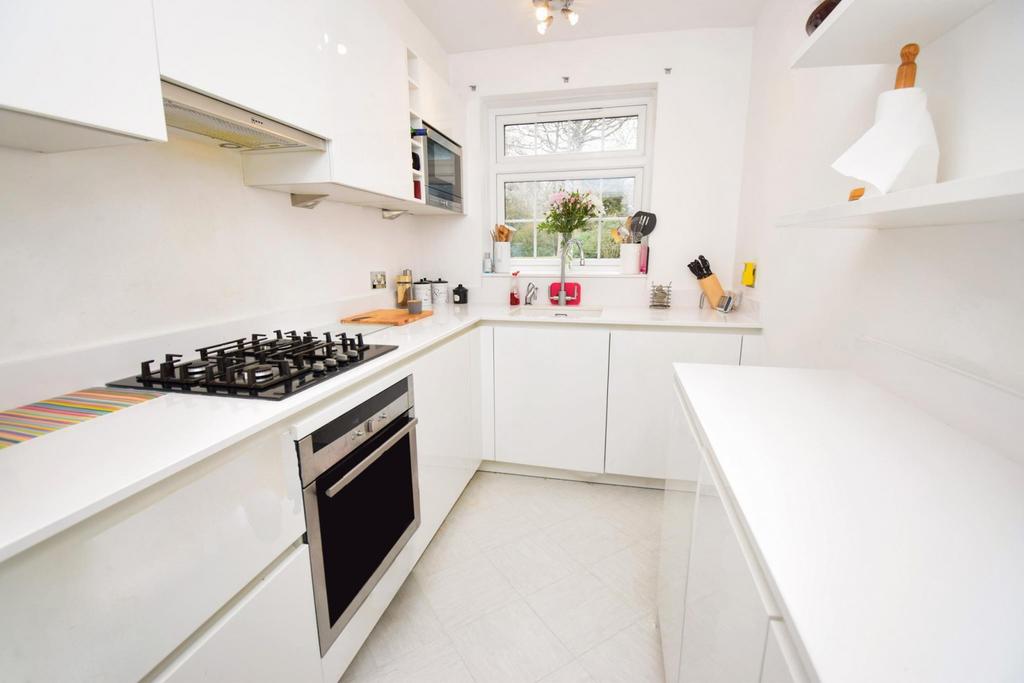 Colinswood House, Collinswood Road, Farnham Common, SL2 2 bed flat £