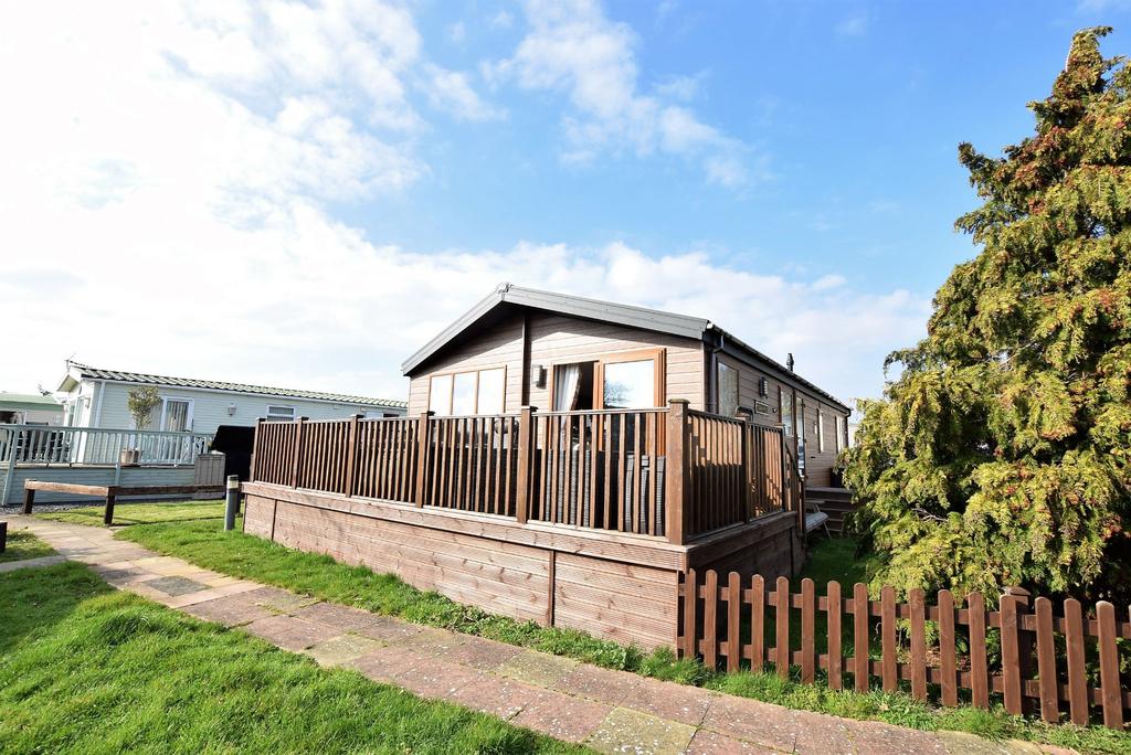 Great Bentley Country Park, Great Bentley 2 bed park home for sale £100,000