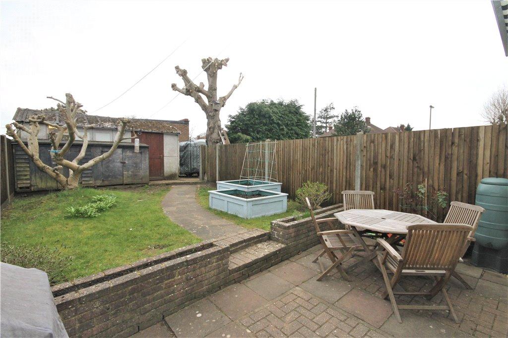 Penton Avenue, StainesUponThames, TW18 3 bed detached house £495,000