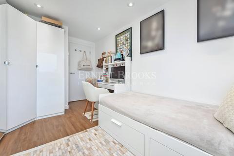 Flat 44, Nova Building, 3 Newton Place, London, E14 3TT