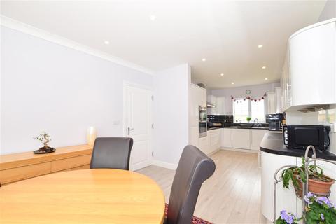 25 Baxter Way, Kings Hill, West Malling, ME19 4DE