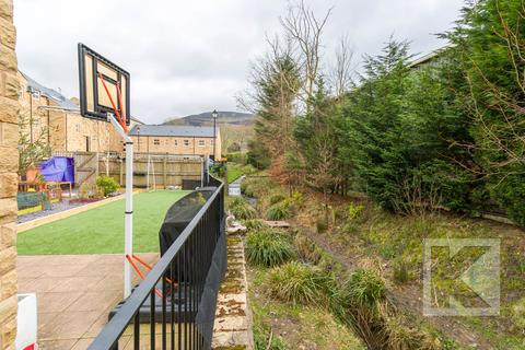 21 Bowler Way, Greenfield, Oldham, OL3 7FQ