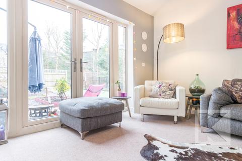 21 Bowler Way, Greenfield, Oldham, OL3 7FQ