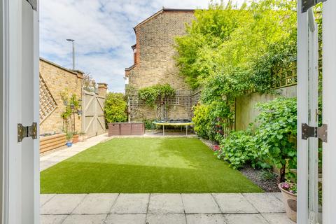 16 Ravenslea Road, London, SW12 8RY