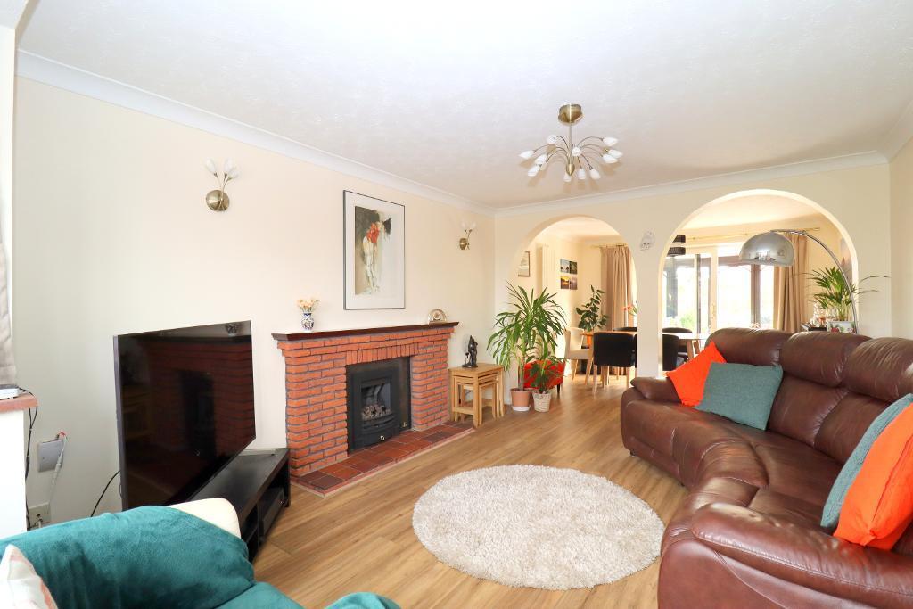 Ashdale Gardens, Barton Hills, Luton, Bedfordshire, LU3 4DE 5 bed