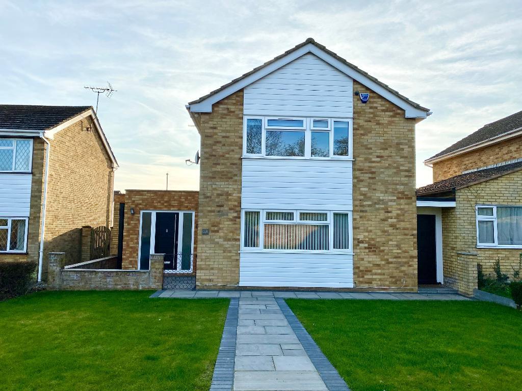 Selsey Drive, Putteridge, Luton, Bedfordshire, LU2 8HZ 3 bed detached house £400,000