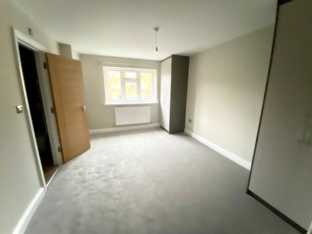 Southbourne Gardens, Ruislip 2 bed flat £1,600 pcm (£369 pw)