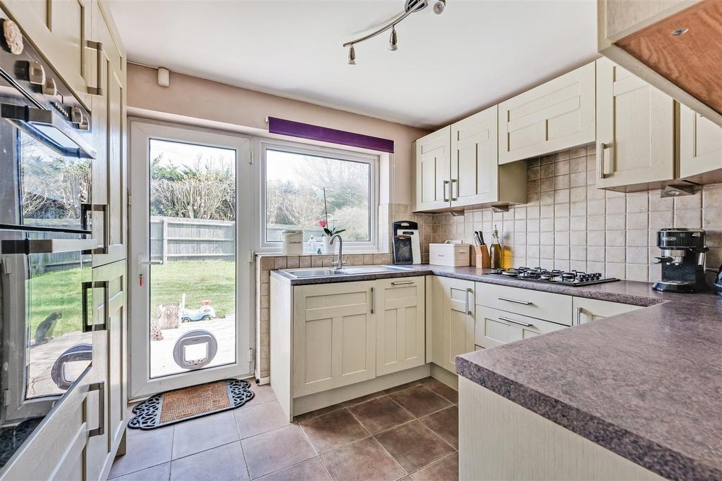 Brooklyn Drive, Rayleigh 3 bed semidetached house £375,000