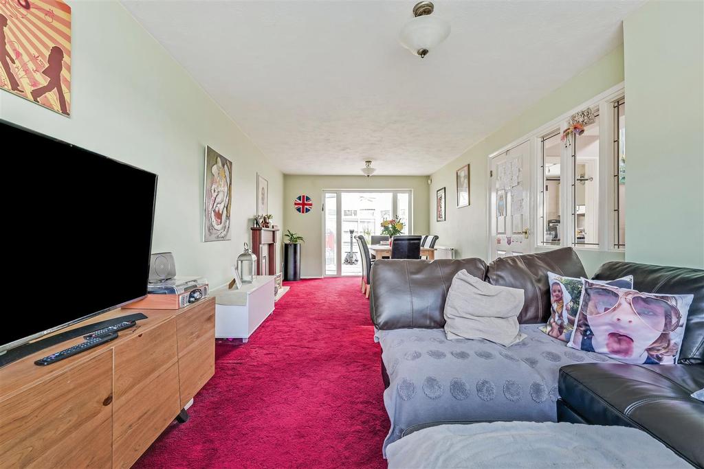 Brooklyn Drive, Rayleigh 3 bed semidetached house £375,000