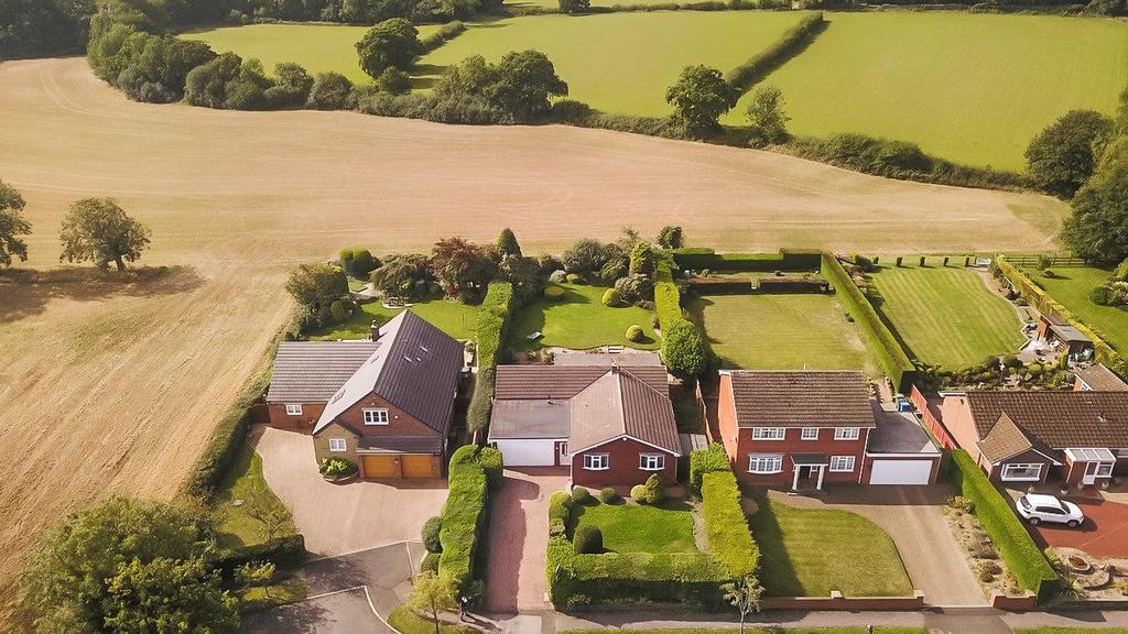 Brookside Bar, Brookside, Chesterfield 5 bed detached bungalow £515,000