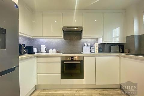 17 Cobham Close, Enfield, EN1 3SD