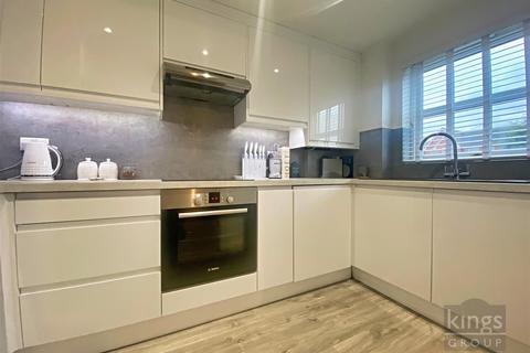 17 Cobham Close, Enfield, EN1 3SD