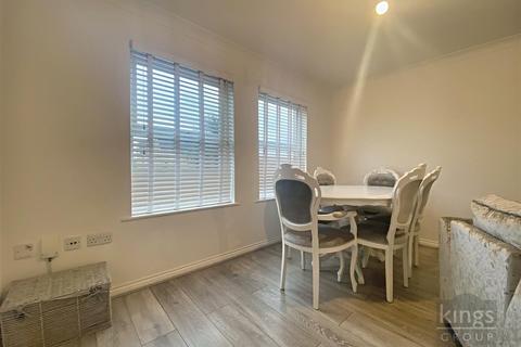 17 Cobham Close, Enfield, EN1 3SD