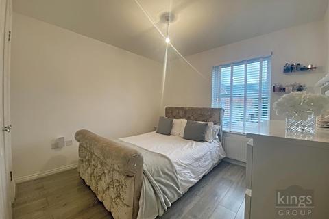 17 Cobham Close, Enfield, EN1 3SD