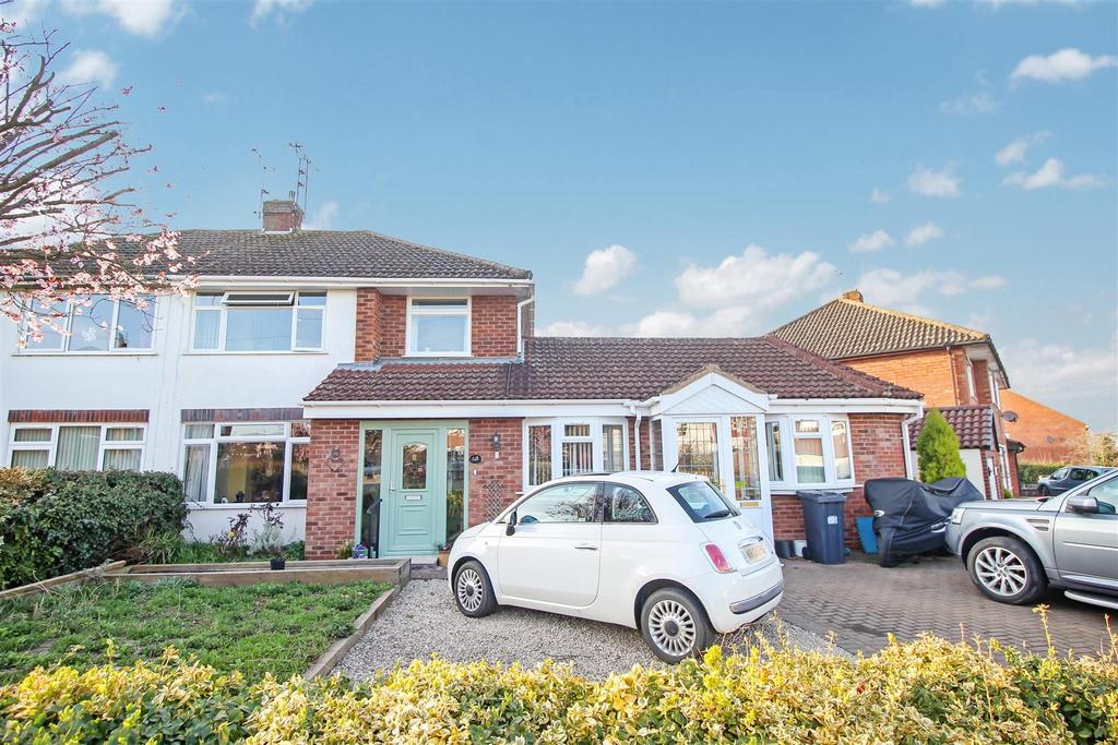 The Gardens, Radford Semele, Leamington Spa 3 bed semidetached house