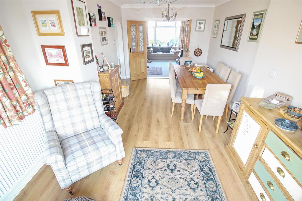 The Gardens, Radford Semele, Leamington Spa 3 bed semidetached house