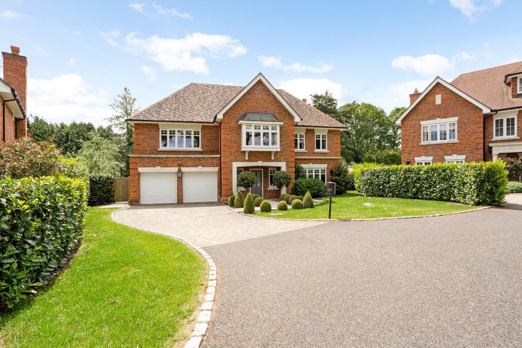 Tilford Road, Farnham, Surrey 6 bed detached house £7,000 pcm (£1,615 pw)