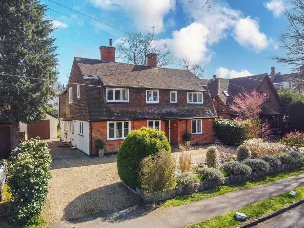 High Pine Close, Weybridge, KT13 5 bed detached house £1,450,000