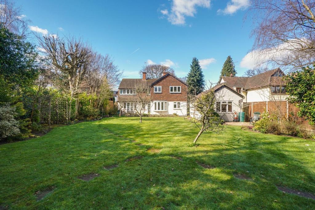 High Pine Close, Weybridge, KT13 5 bed detached house £1,450,000