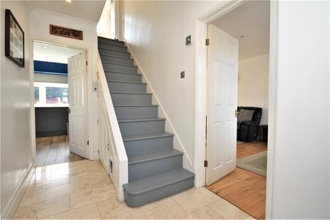 5 Deridene Close, Stanwell, Staines-upon-thames, TW19 7LS