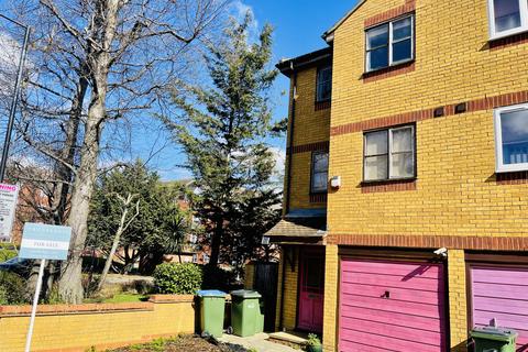 93 Ruston Road, London, SE18 5QY