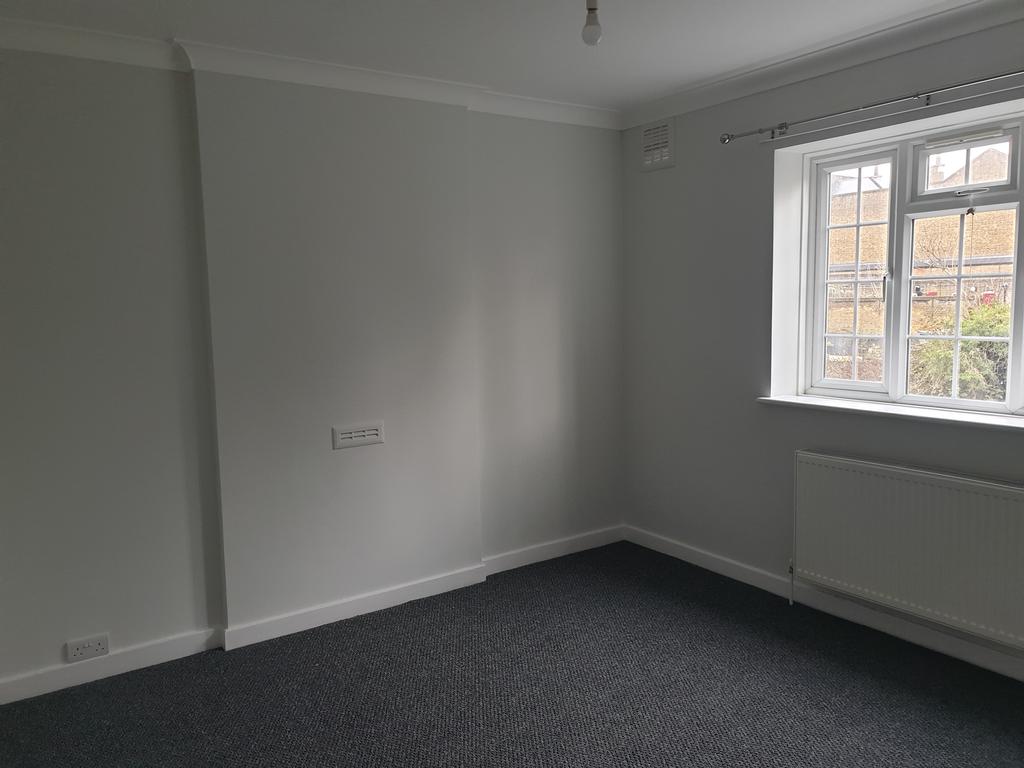 Lancaster Avenue, West Norwood, London SE27 2 bed flat £1,300 pcm (£