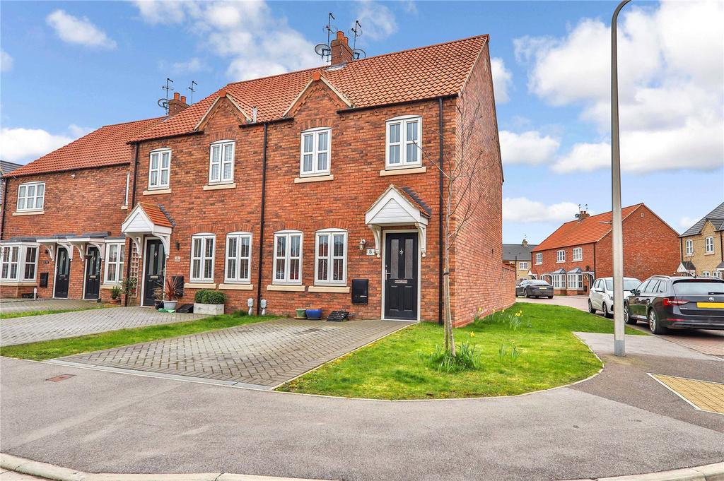 Hamlet Drive, Kingswood, Hull, HU7 3 bed end of terrace house £165,000