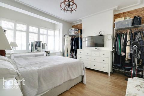 1 Dunton Road, Romford, RM1 4AH