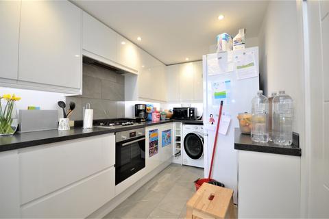 2 bedroom flat to rent, The Knoll, West Ealing W13 8JJ