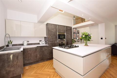 24 Castlemount Road, Dover, CT16 1SP