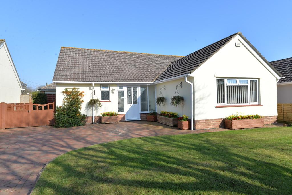 Western Avenue, Barton On Sea, New Milton 3 bed detached bungalow £