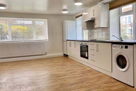 2 bedroom flat to rent, Maidstone Road, Bounds Green N11