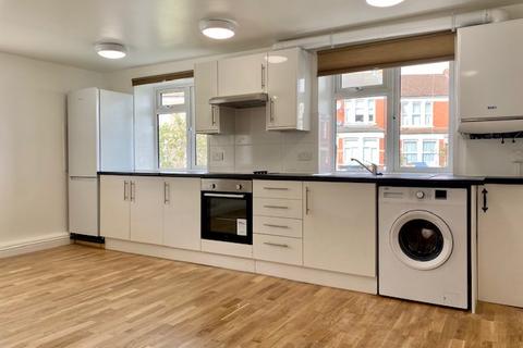 2 bedroom flat to rent, Maidstone Road, Bounds Green N11