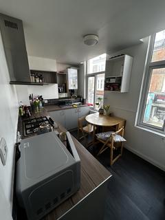1 bedroom in a flat share to rent, LATIMER ROAD, NORTH KENSINGTON, LONDON W10