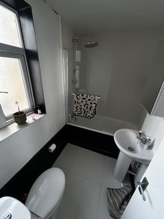 1 bedroom in a flat share to rent, LATIMER ROAD, NORTH KENSINGTON, LONDON W10