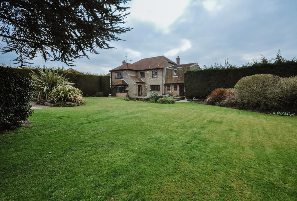 Hart Road, Thundersley 4 bed detached house £1,200,000