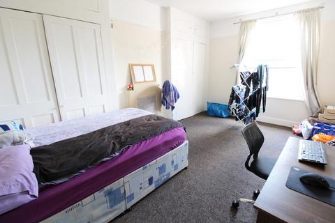 3 bedroom flat to rent - Bassett Crescent West