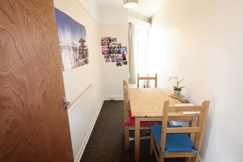 3 bedroom flat to rent - Bassett Crescent West