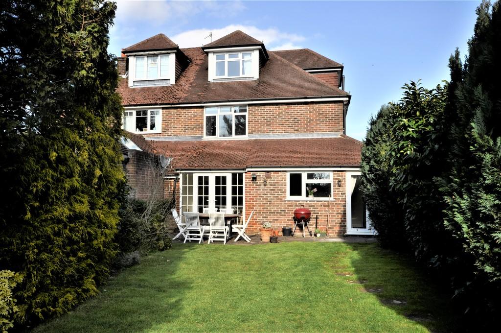 Busbridge Lane, Godalming 4 bed detached house £2,300 pcm (£531 pw)