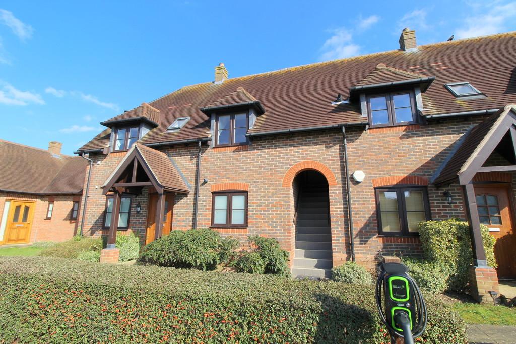 Summer Close, Byfleet 2 bed apartment £1,250 pcm (£288 pw)
