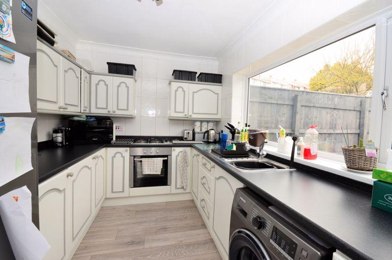 EDEN PARK, BRIXHAM 4 bed end of terrace house £275,000