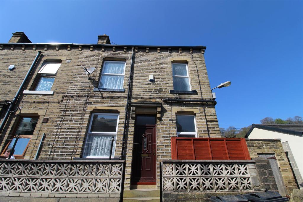 Hollins Street, Triangle, Halifax 2 bed end of terrace house £525 pcm (£121 pw)