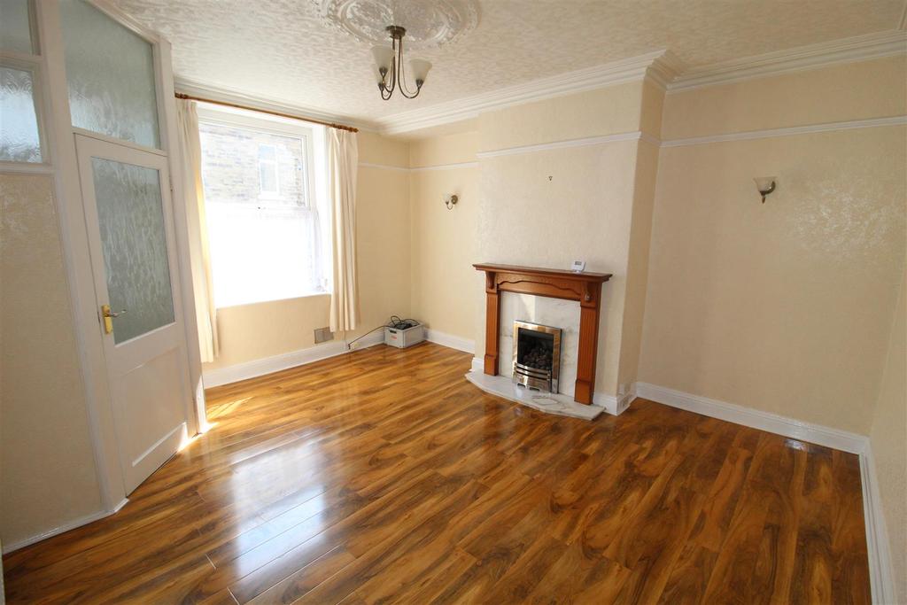 Hollins Street, Triangle, Halifax 2 bed end of terrace house £525 pcm (£121 pw)