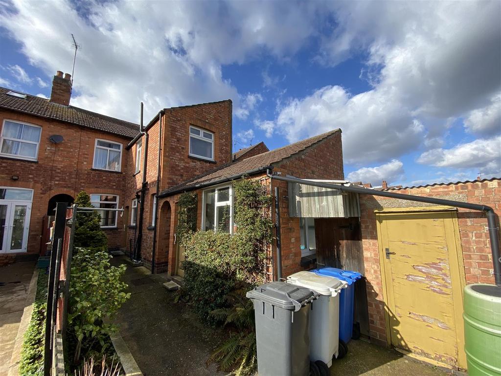 Bath Road, Kettering 3 bed terraced house £160,000