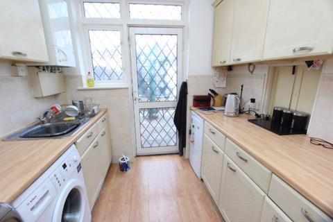17 Capel Avenue, Wallington, SM6 8NF